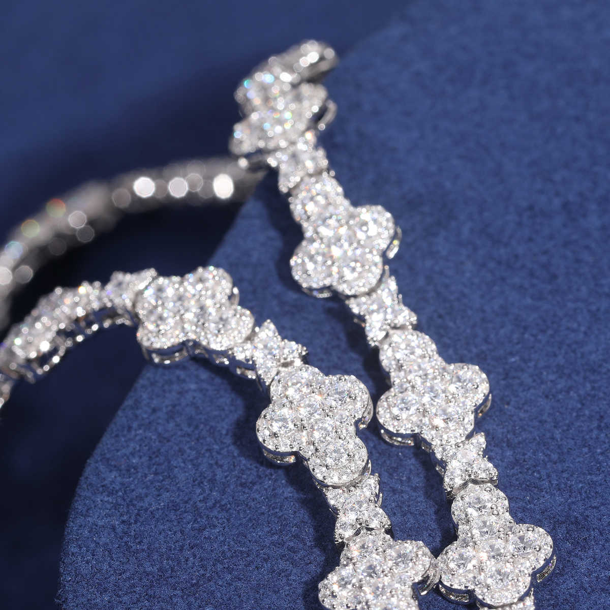 CADENA DE ESLABONES CRUZADOS CON ESTRELLAS MOISSANITA VVS - PLATA 925 - ORO BLANCO - Bling del Barrio
