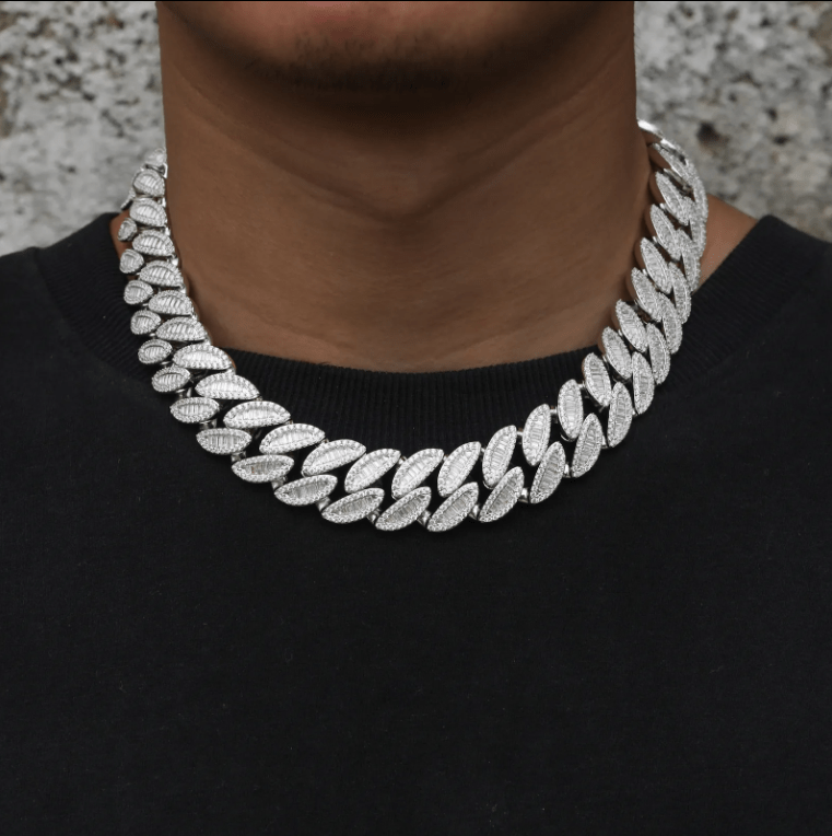 CADENA DE ESLABONES CUBANOS EN HOJA BAGUETTE DE MOISSANITA VVS 20mm - ORO BLANCO - PLATA 925 - Bling del Barrio