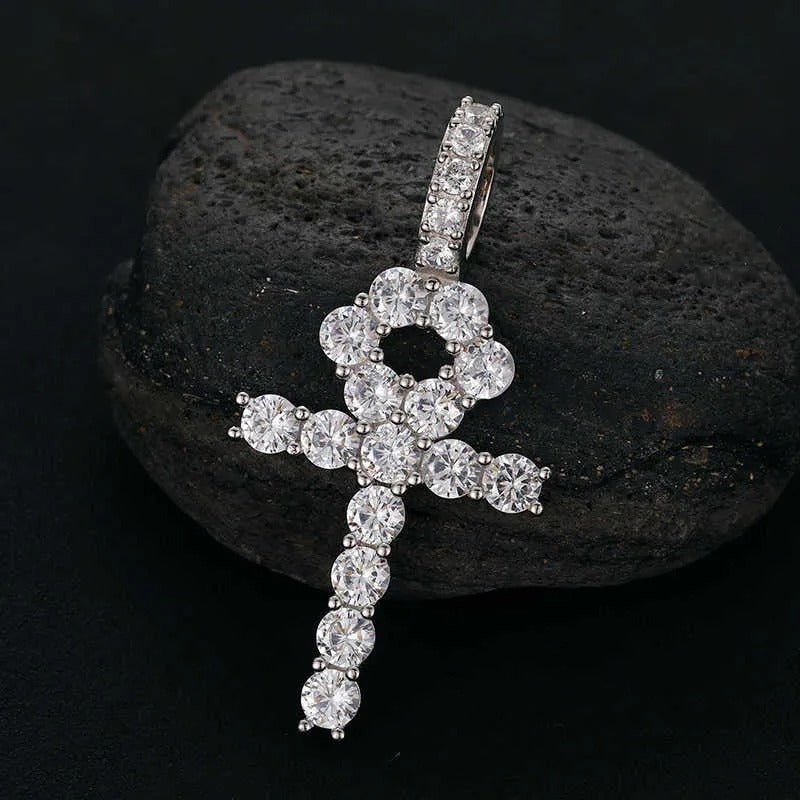 COLGANTE CRUZ DE JESÚS EN MOISSANITA VVS - PLATA 925 - ORO BLANCO - Bling del Barrio