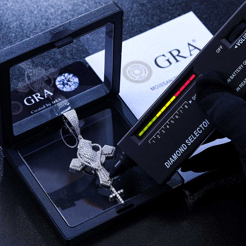 COLGANTE CRUZ DE ORACIÓN EN MOISSANITA VVS - PLATA 925 - ORO BLANCO - Bling del Barrio
