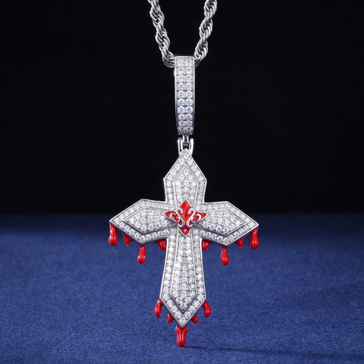 COLGANTE CRUZ "DRIPPING BLOOD" CON MOISSANITA VVS EN PLATA 925 - ORO/ORO BLANCO - Bling del Barrio