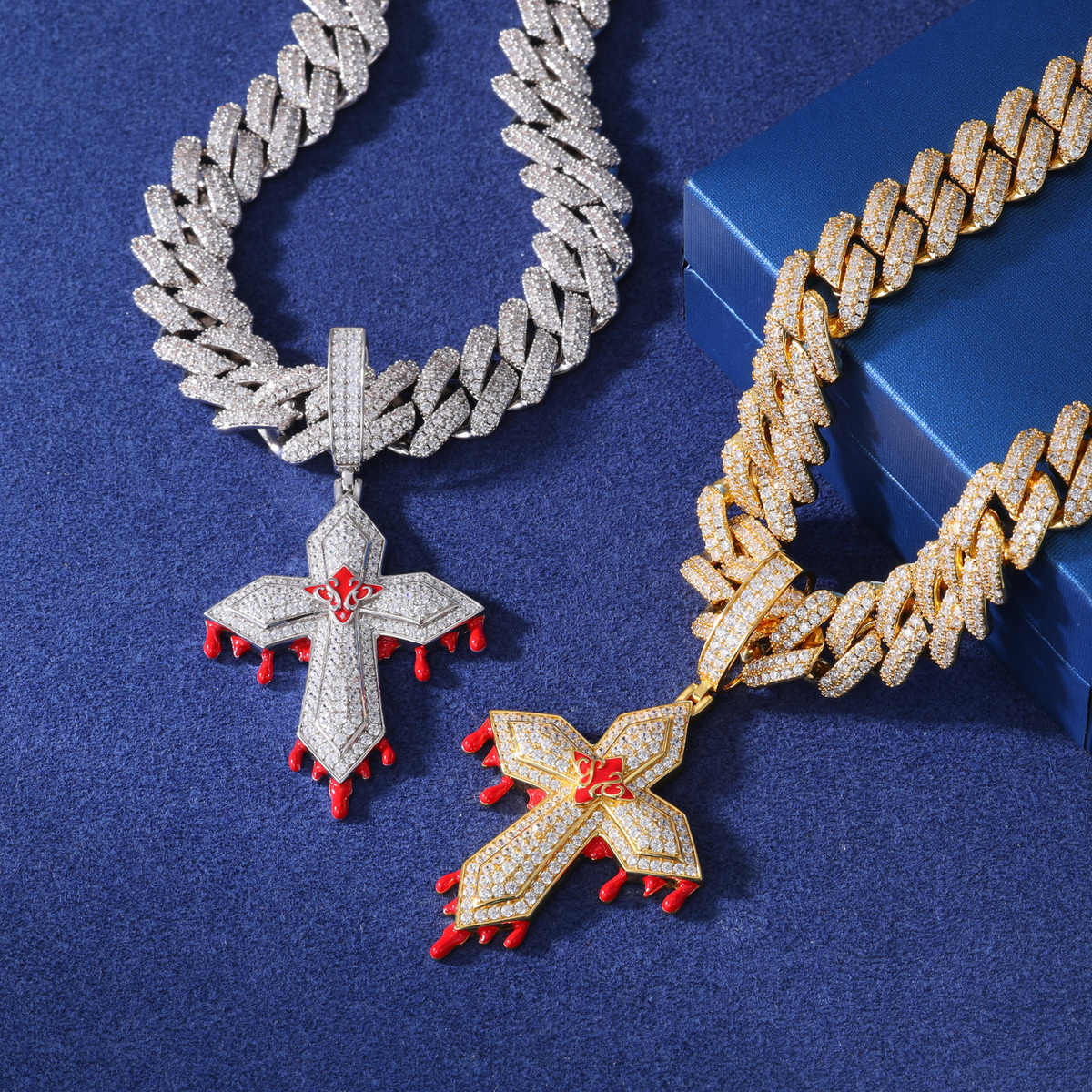 COLGANTE CRUZ "DRIPPING BLOOD" CON MOISSANITA VVS EN PLATA 925 - ORO/ORO BLANCO - Bling del Barrio