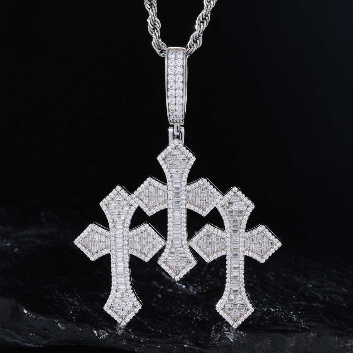 COLGANTE CRUZ TRIPLE CON MOISSANITA VVS BAGUETTE EN PLATA 925 - ORO BLANCO - Bling del Barrio