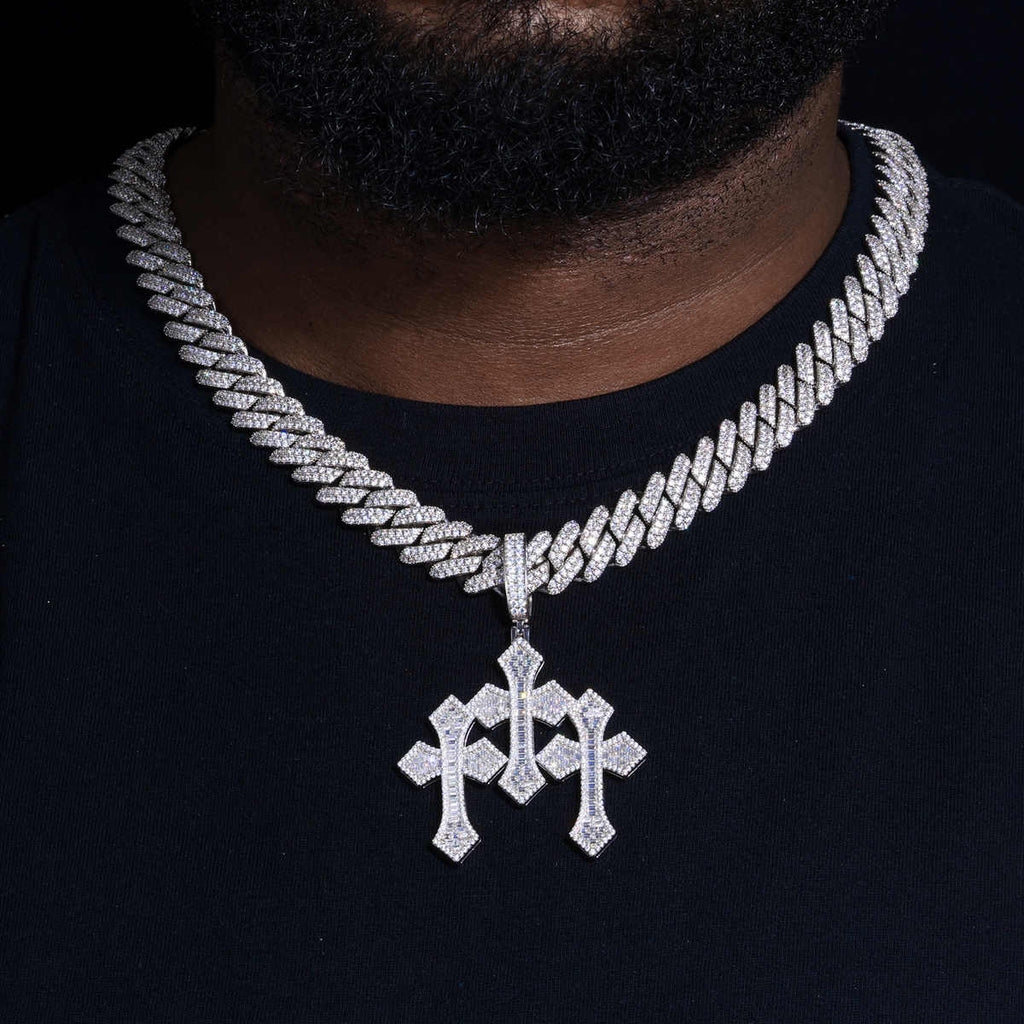 COLGANTE CRUZ TRIPLE CON MOISSANITA VVS BAGUETTE EN PLATA 925 - ORO BLANCO - Bling del Barrio