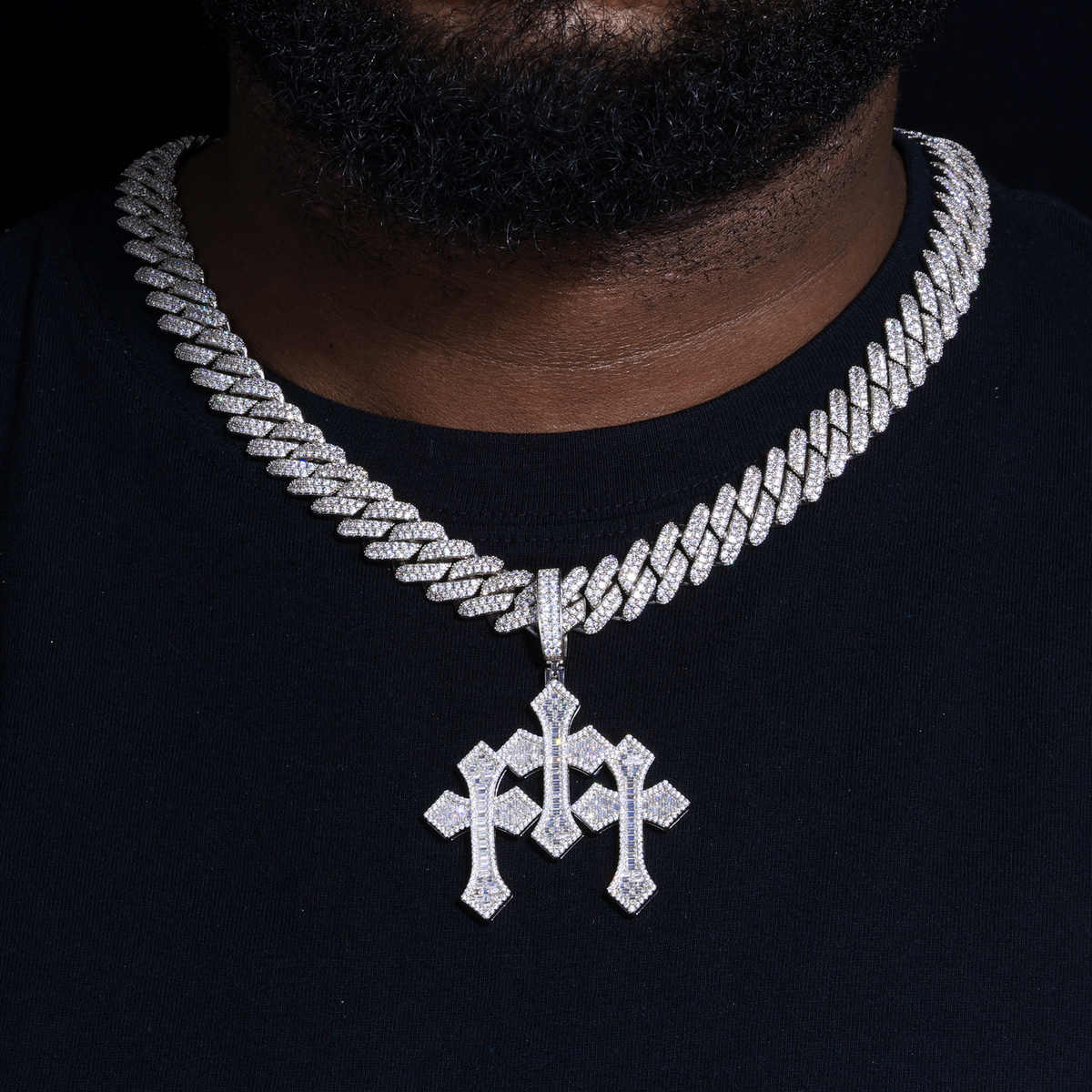 COLGANTE CRUZ TRIPLE CON MOISSANITA VVS BAGUETTE EN PLATA 925 - ORO BLANCO - Bling del Barrio