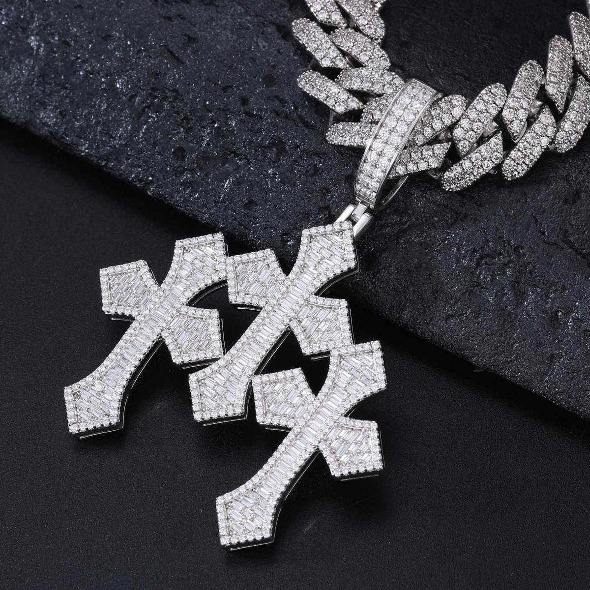 COLGANTE CRUZ TRIPLE CON MOISSANITA VVS BAGUETTE EN PLATA 925 - ORO BLANCO - Bling del Barrio