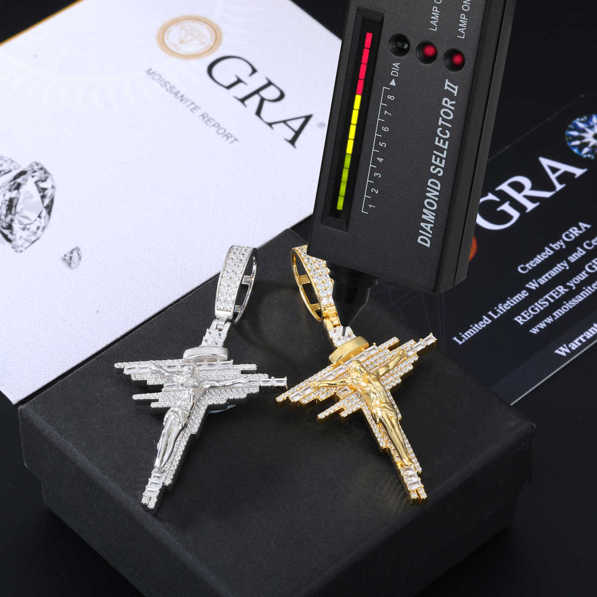 COLGANTE DE CRUCIFIJO JESÚS CON MOISSANITA VVS - ORO BLANCO/ORO - PLATA 925 - Bling del Barrio