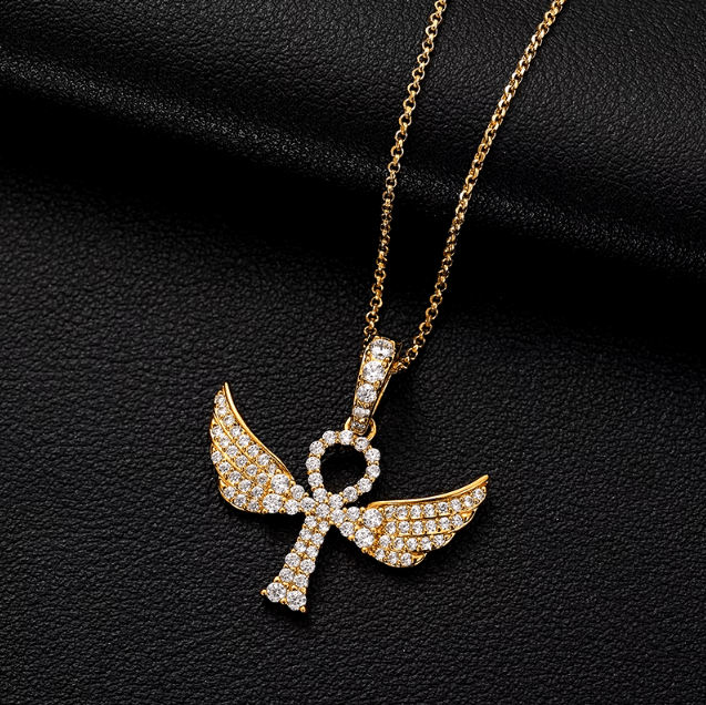 COLGANTE DE CRUZ CON ALAS DE MOISSANITA VVS - PLATA 925 - ORO - Bling del Barrio