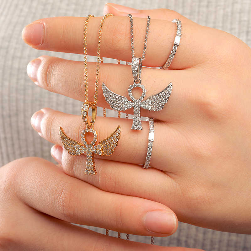 COLGANTE DE CRUZ CON ALAS DE MOISSANITA VVS - PLATA 925 - ORO BLANCO - Bling del Barrio