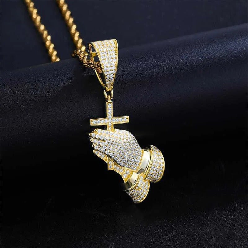 COLGANTE DE CRUZ CON MANOS JUNTAS DE MOISSANITA VVS - PLATA 925 - ORO - Bling del Barrio