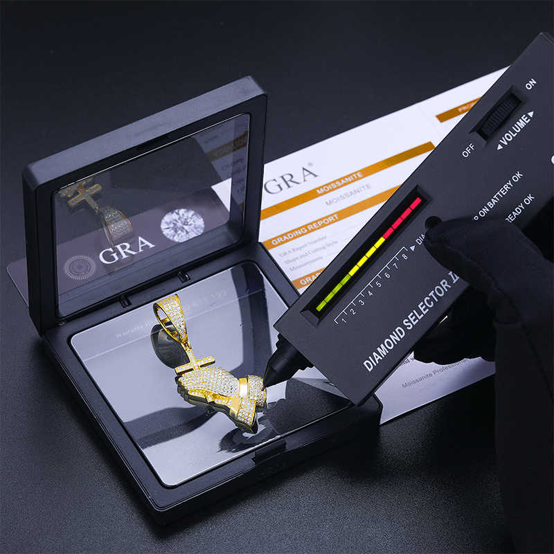 COLGANTE DE CRUZ CON MANOS JUNTAS DE MOISSANITA VVS - PLATA 925 - ORO - Bling del Barrio