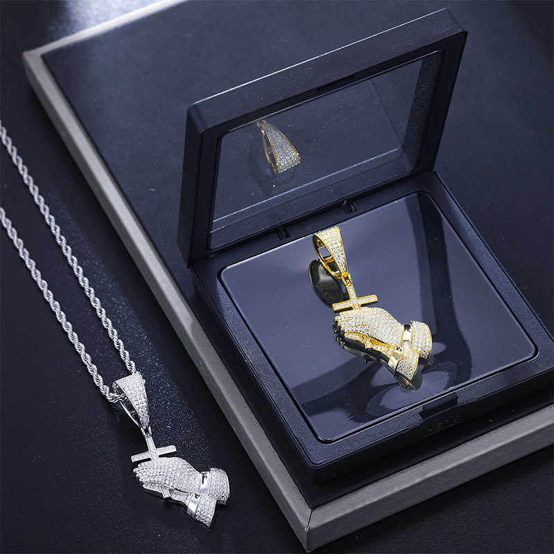 COLGANTE DE CRUZ CON MANOS JUNTAS MOISSANITA VVS - PLATA 925 - ORO BLANCO - Bling del Barrio