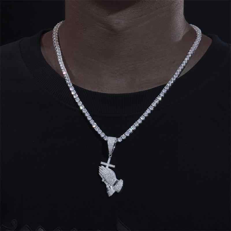 COLGANTE DE CRUZ CON MANOS JUNTAS MOISSANITA VVS - PLATA 925 - ORO BLANCO - Bling del Barrio