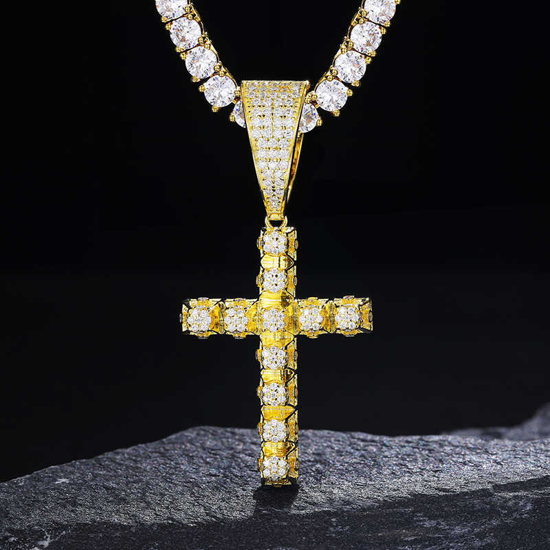 COLGANTE DE CRUZ FARO MOISSANITA VVS - PLATA 925 - ORO - Bling del Barrio