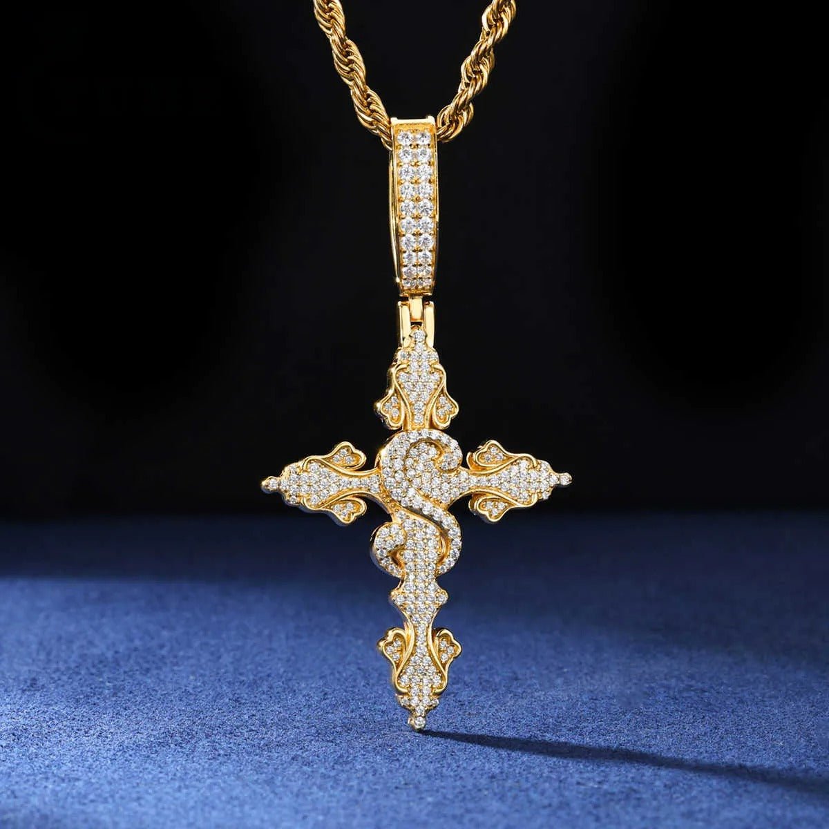 COLGANTE DE CRUZ IRIS CON SÍMBOLO DE DÓLAR MOISSANITA VVS - PLATA 925 - ORO - Bling del Barrio