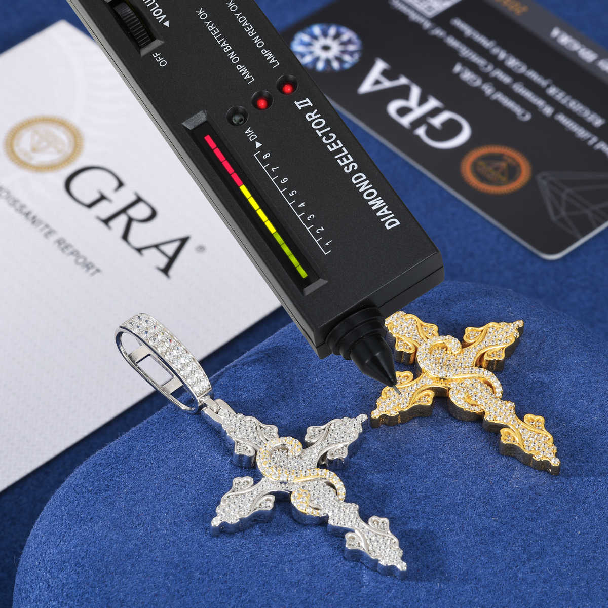 COLGANTE DE CRUZ IRIS CON SÍMBOLO DE DÓLAR MOISSANITA VVS - PLATA 925 - ORO BLANCO - Bling del Barrio