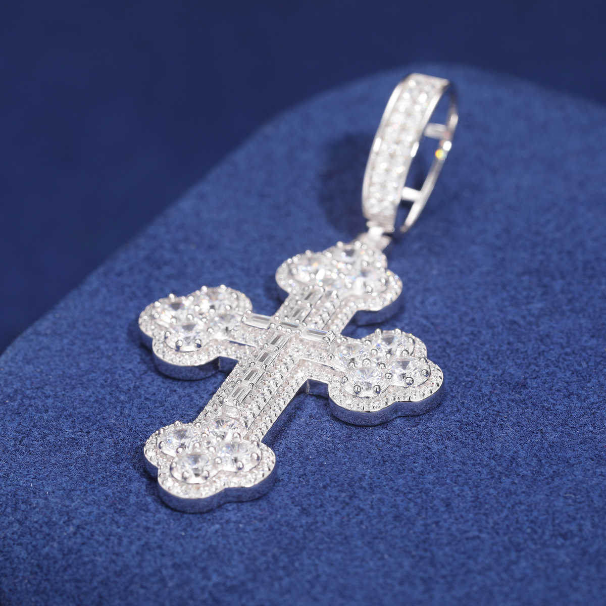 COLGANTE DE CRUZ IRIS MOISSANITA VVS - PLATA 925 - ORO BLANCO - Bling del Barrio