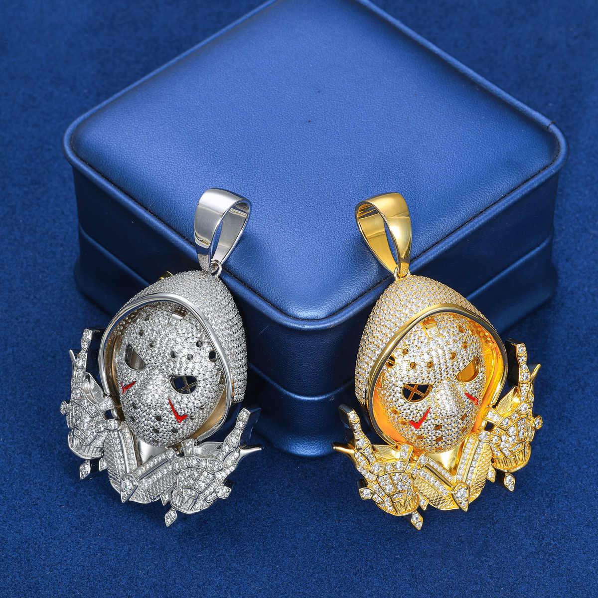 COLGANTE DE JASON VOORHEES CON MOISSANITA VVS - ORO BLANCO/ORO - PLATA 925 - Bling del Barrio