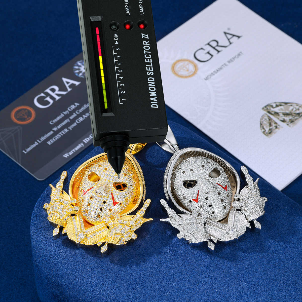 COLGANTE DE JASON VOORHEES CON MOISSANITA VVS - ORO BLANCO/ORO - PLATA 925 - Bling del Barrio
