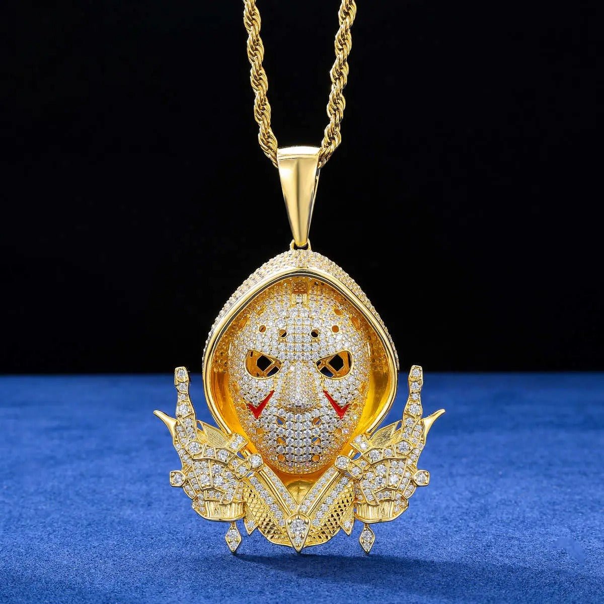 COLGANTE DE JASON VOORHEES CON MOISSANITA VVS - ORO BLANCO/ORO - PLATA 925 - Bling del Barrio