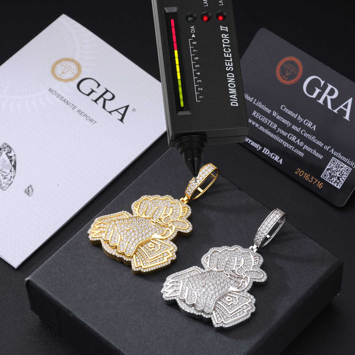 COLGANTE DE MANO CON DÓLARES MOISSANITA VVS 925 - ORO BLANCO/ORO - Bling del Barrio