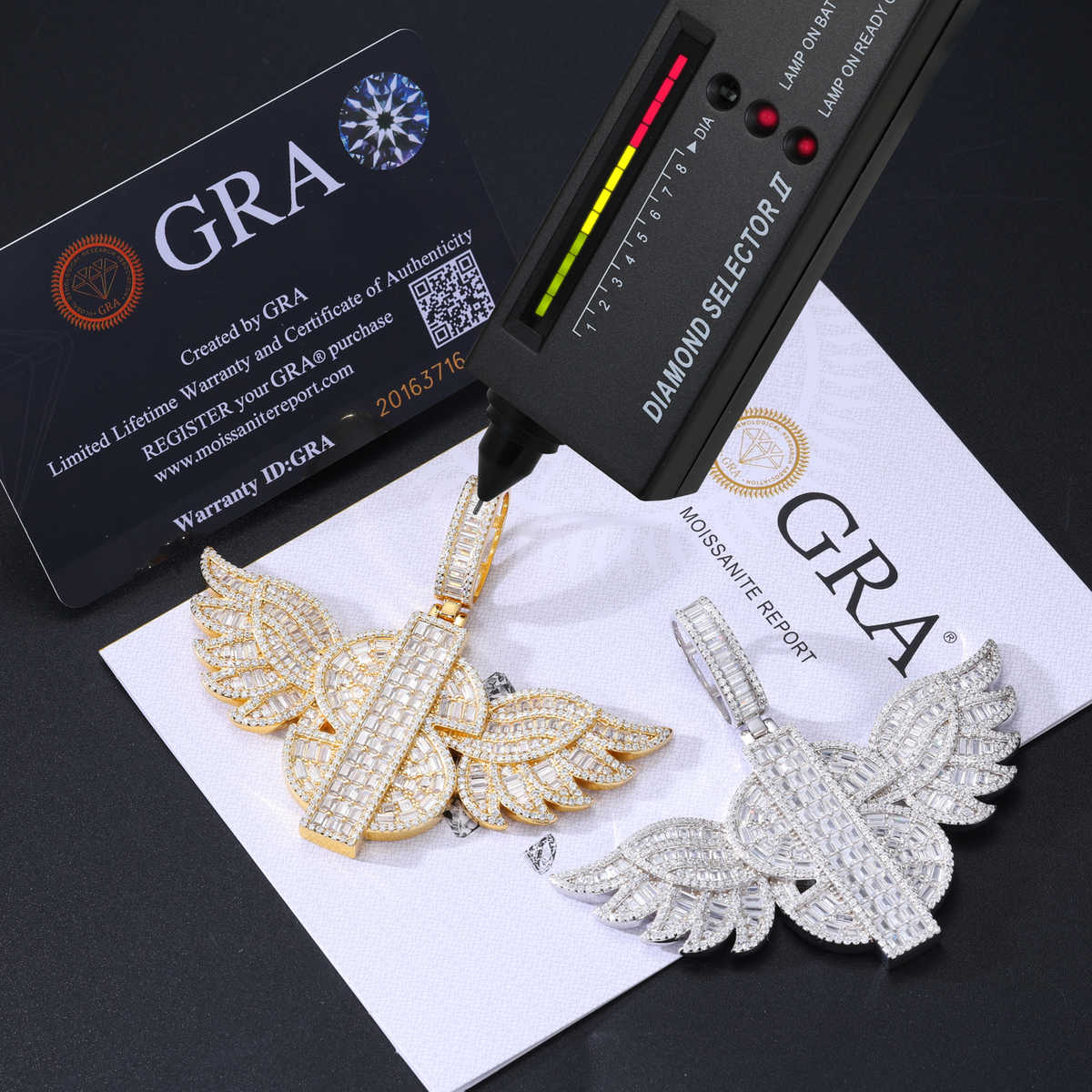 COLGANTE DOLLAR WINGS CON MOISSANITA VVS EN PLATA 925 - ORO BLANCO/ORO - Bling del Barrio