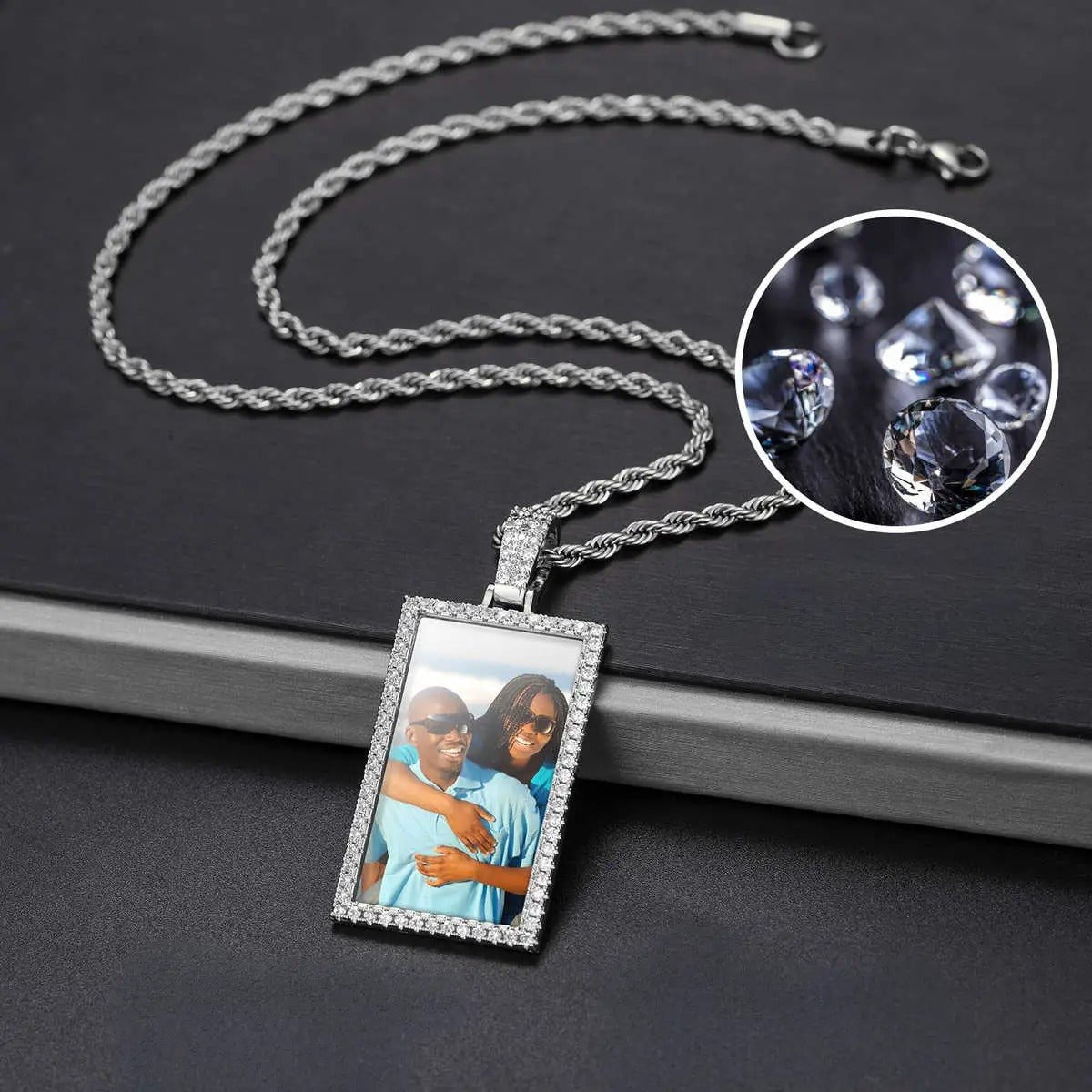 COLGANTE PERSONALIZADO CON FOTO MOISSANITA VVS - PLATA 925 - ORO BLANCO - Bling del Barrio