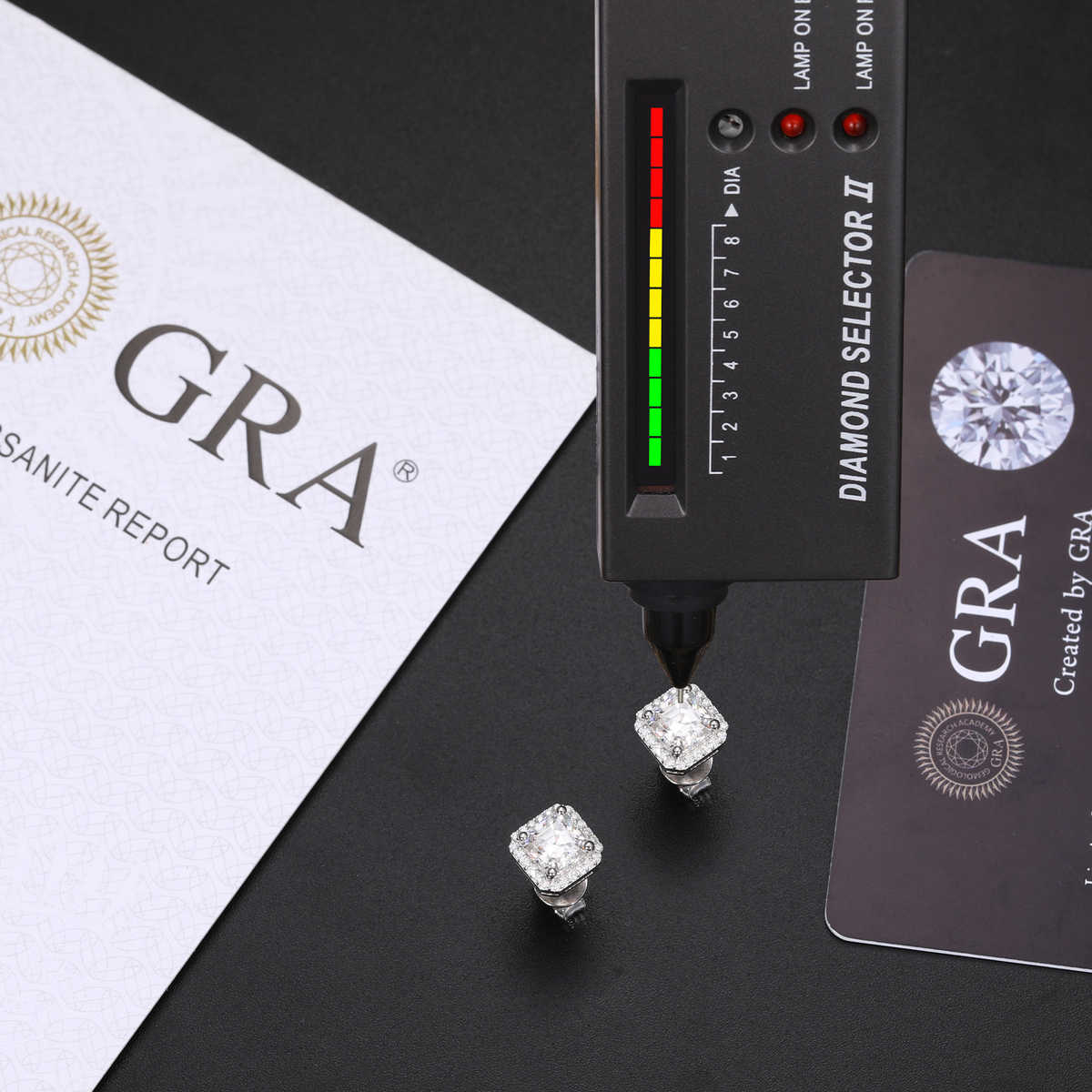 PENDIENTES DE TUERCA CON MOISSANITA VVS CORTE RECTANGULAR - PLATA 925 - ORO BLANCO - Bling del Barrio