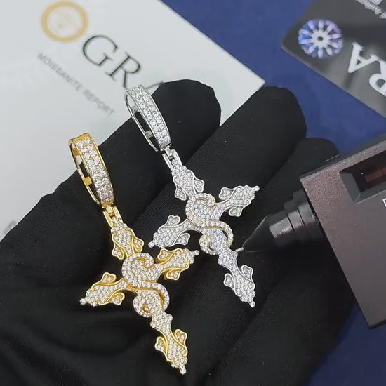 DIJE DE CRUZ IRIS CON SÍMBOLO DE DÓLAR Y MOISSANITA VVS EN PLATA 925 CHAPADA EN ORO - Bling del Barrio