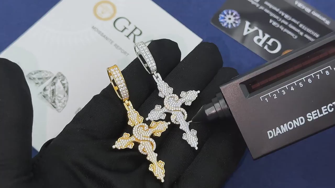 DIJE DE CRUZ IRIS CON SÍMBOLO DE DÓLAR Y MOISSANITA VVS EN PLATA 925 CHAPADA EN ORO - Bling del Barrio