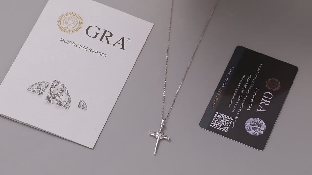 DIJE DE CRUZ DE LIBRA DE MOISSANITA VVS EN PLATA 925 CHAPADA EN ORO BLANCO - Bling del Barrio