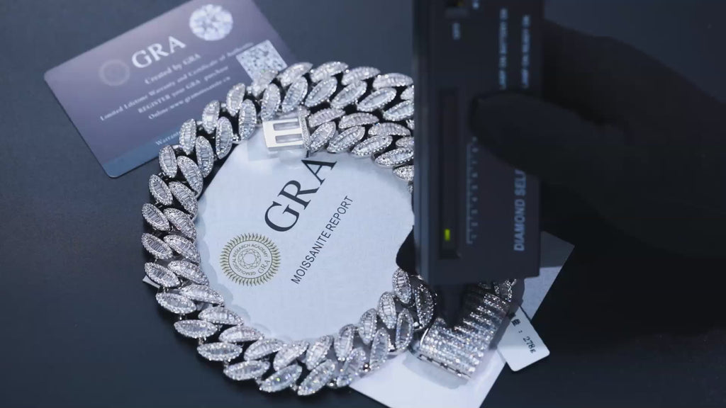 CADENA DE ESLABONES CUBANOS CON HOJA BAGUETTE DE MOISSANITA EN ORO BLANCO Y PLATA 925 DE 20mm - Bling del Barrio