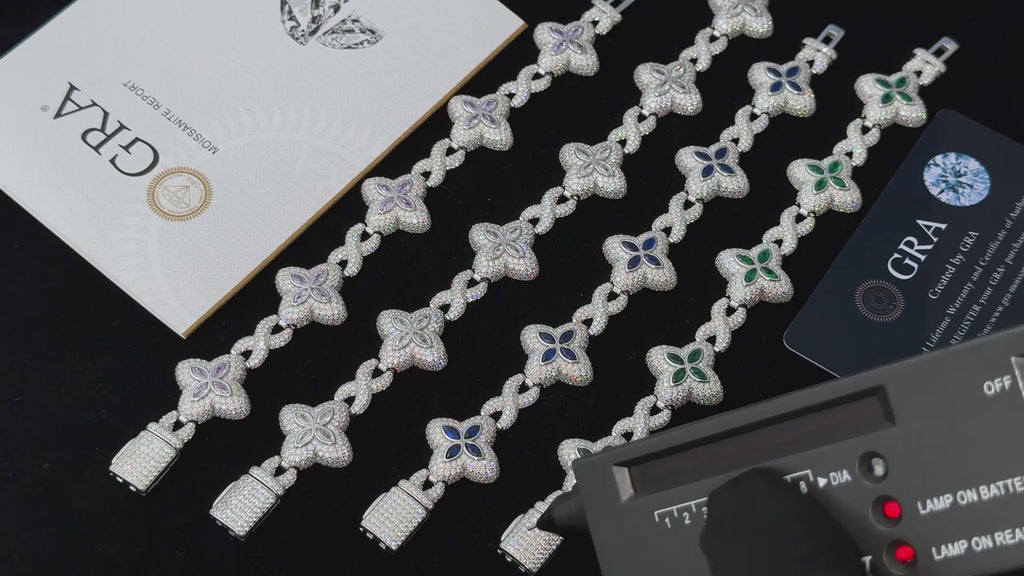 PULSERA ESLABONES INFINITOS CON MOISSANITA VVS Y DETALLES DE TRÉBOLES EN CZ DE COLORES - ORO BLANCO - Bling del Barrio