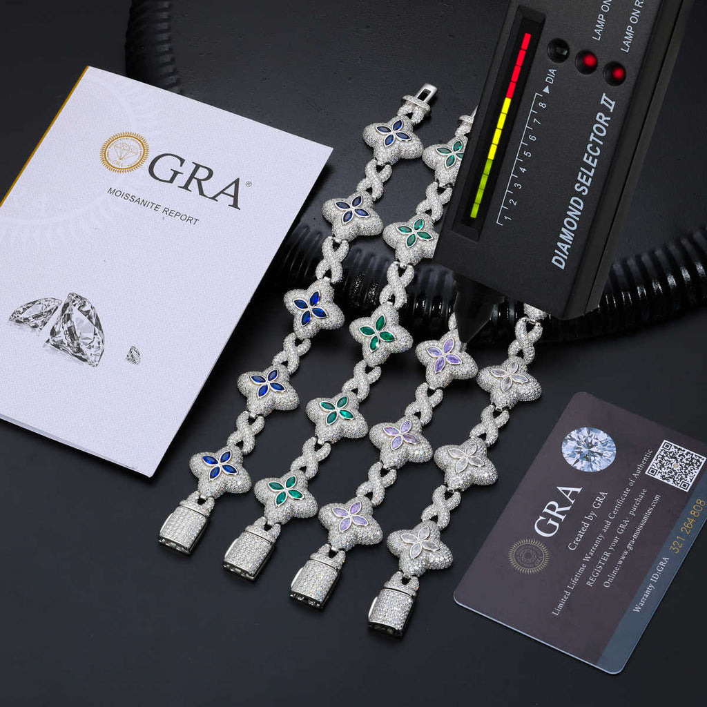 PULSERA ESLABONES INFINITOS CON MOISSANITA VVS Y DETALLES DE TRÉBOLES EN CZ DE COLORES - ORO BLANCO - Bling del Barrio