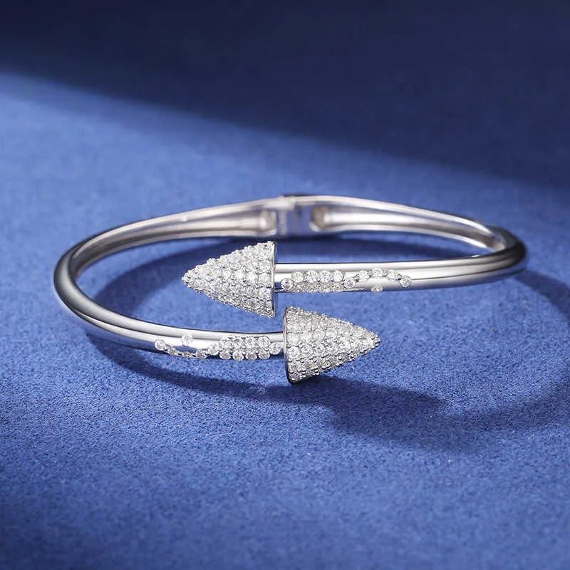 PULSERA RÍGIDA DE FLECHAS MOISSANITA VVS - PLATA 925 - ORO BLANCO - Bling del Barrio
