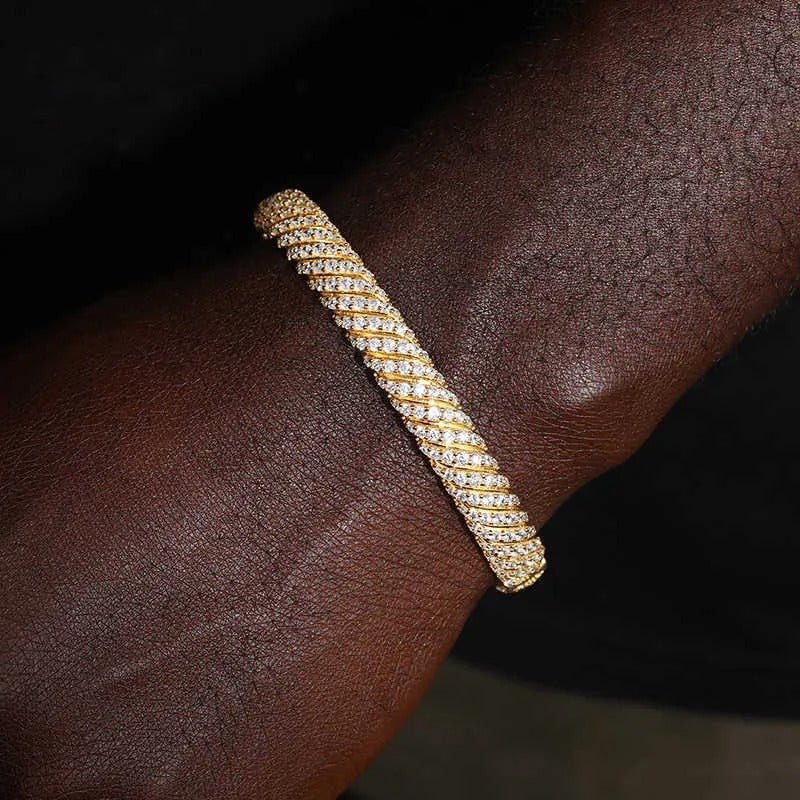 PULSERA RÍGIDA EN FORMA RETORCIDA DE MOISSANITA VVS - ORO - Bling del Barrio