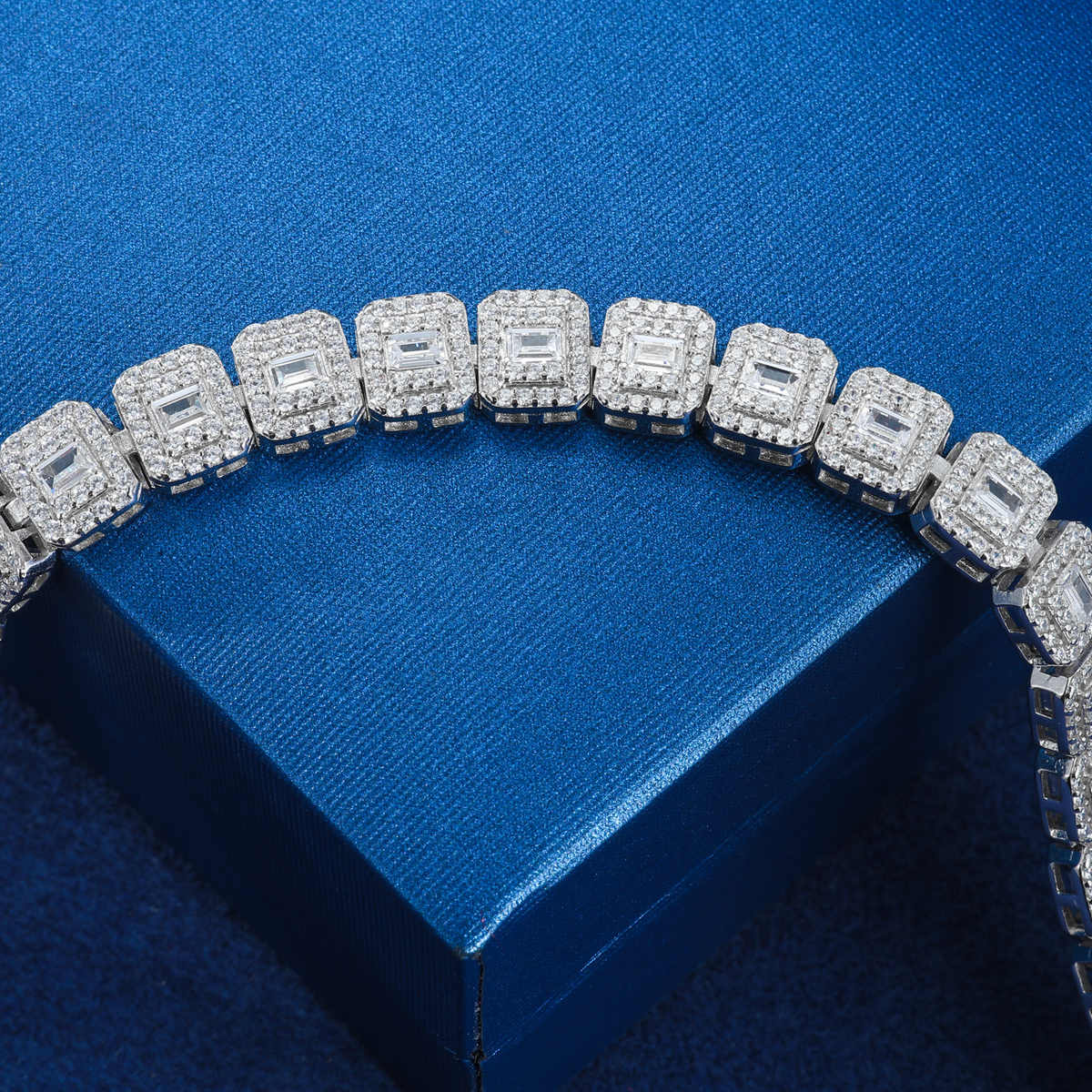 PULSERA TENIS EN MOISSANITA VVS CORTE BAGUETTE DE 7mm - PLATA 925 - ORO BLANCO - Bling del Barrio
